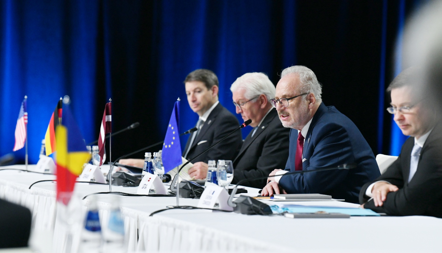 Egils Levits sēž pie galda un uzrunā samita dalībniekus