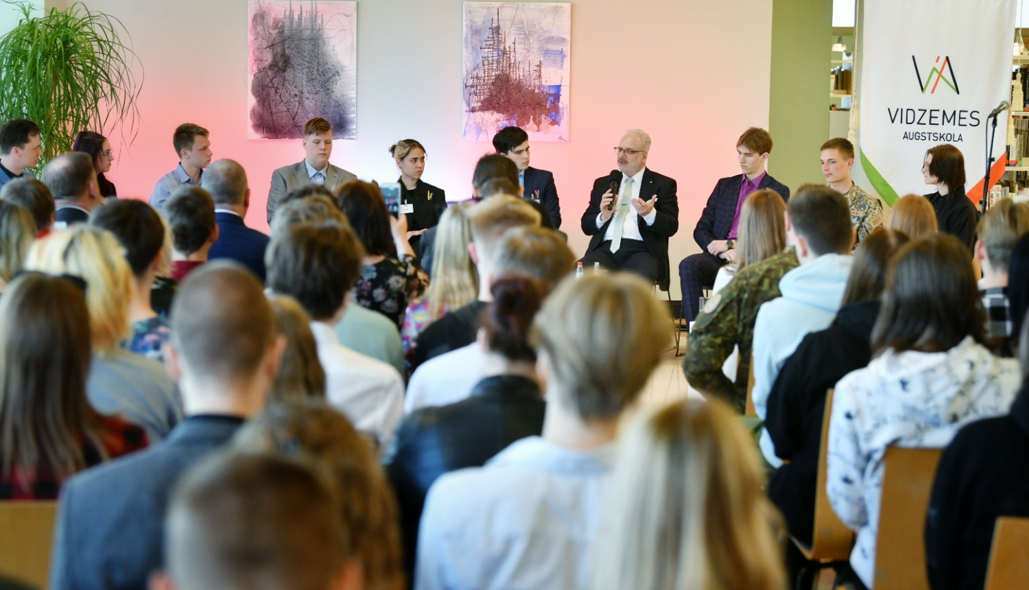 Valsts prezidenta un jauniešu diskusija par Satversmi Valmierā 