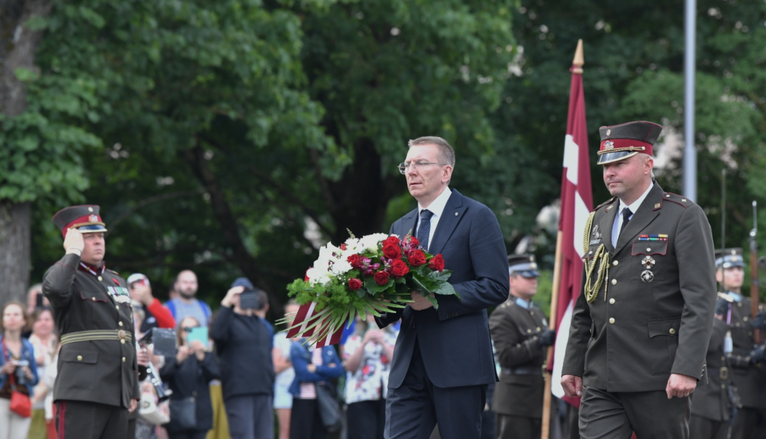 08.07.2023. Valsts prezidents Edgars Rinkēvičs noliek ziedus pie Brīvības pieminekļa