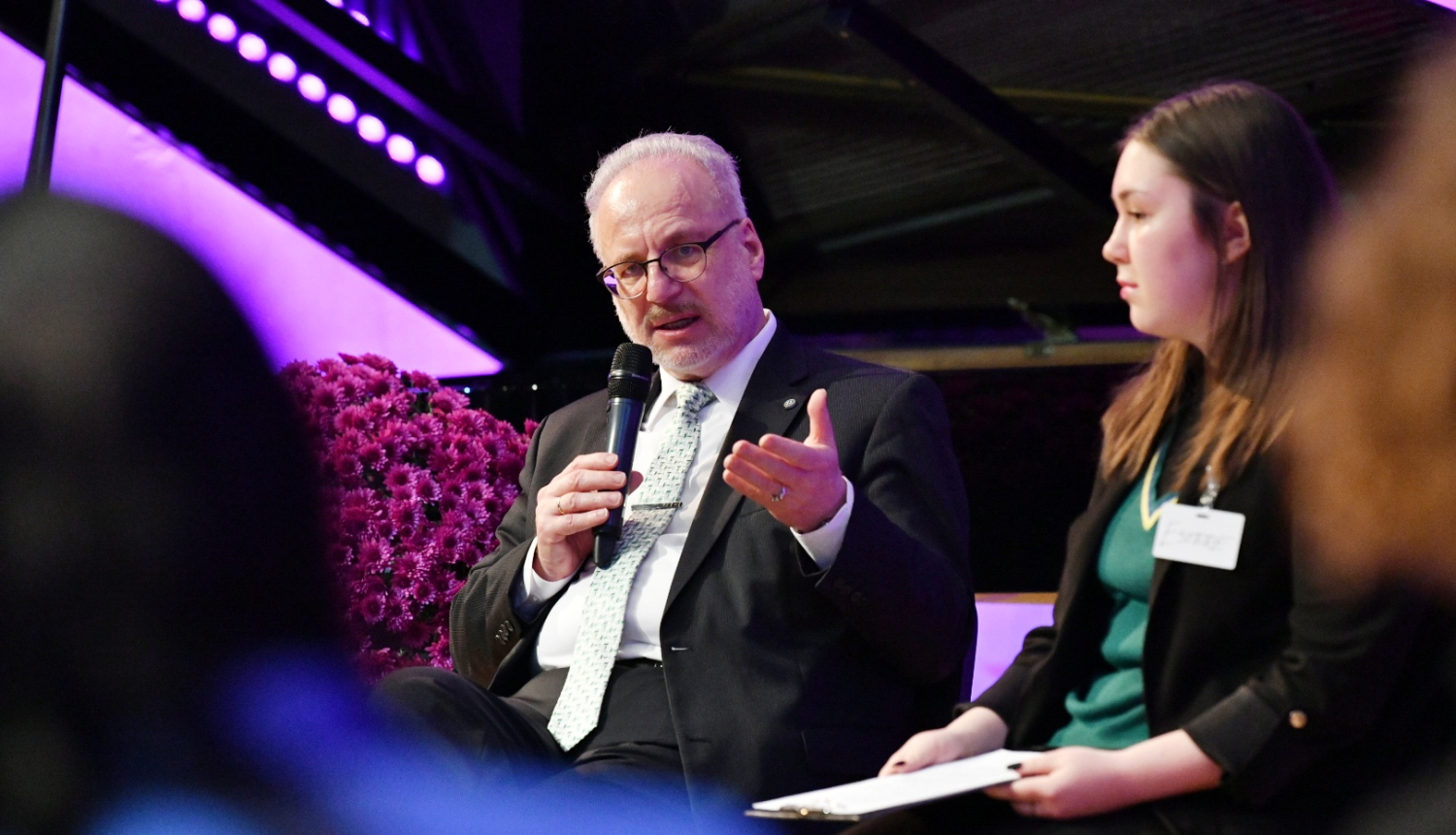 02.11.2022. Valsts prezidents Egils Levits ar jauniešiem diskutē par Satversmē iekļautajām vērtībām debašu cikla “#Satversmei100: vērtības nākotnei” sestajā diskusijā “Latvietība – privilēģija vai nasta?”. Foto autors: Ilmārs Znotiņš, Valsts prezidenta kanceleja.