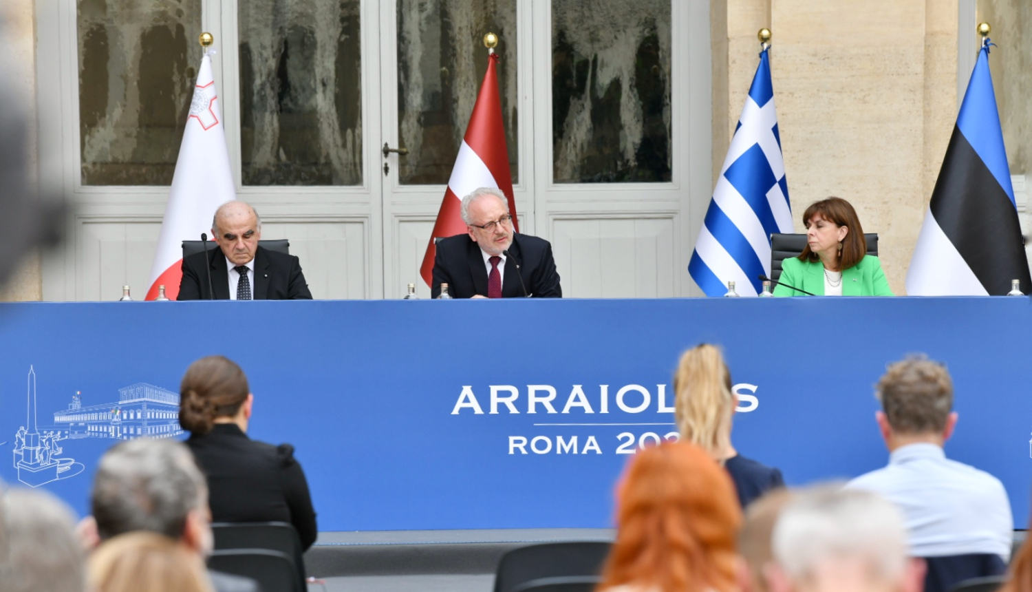 Valsts prezidents sēž pie zila galda un uzrunā medijus