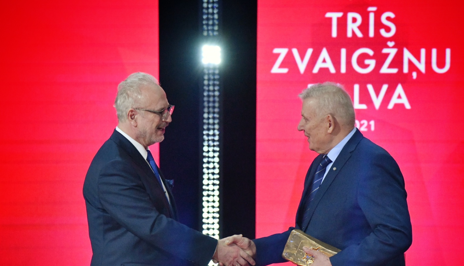 Egils Levits un Visvaldis Freidenfelds paspiež viens otram roku