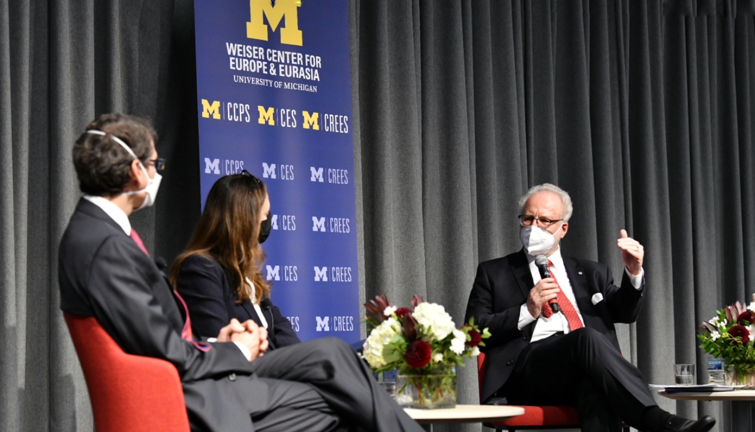 Egils Levits diskutē ir diviem diskusijas moderatoriem uz skatuves