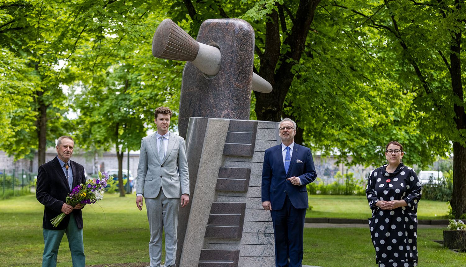 No kreisās tēlnieks Pauls Jaunzems, skolas direktors Artūrs Cingujevs, Valsts prezidents Egils Levits, Rīgas domes deputāte Iveta Ratinīka