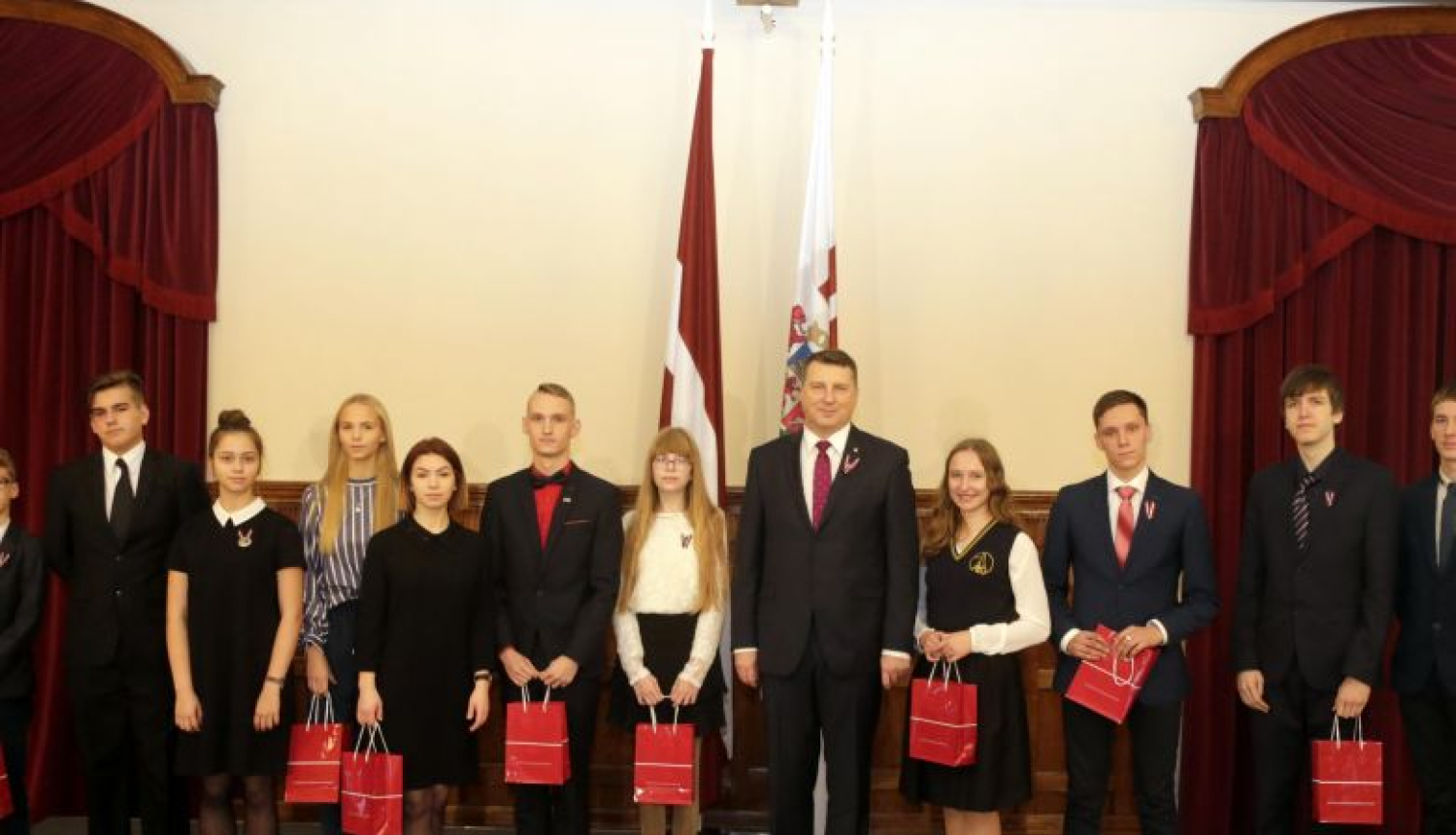 Valsts prezidents apbalvo skolēnu uzrunu konkursa uzvarētājus