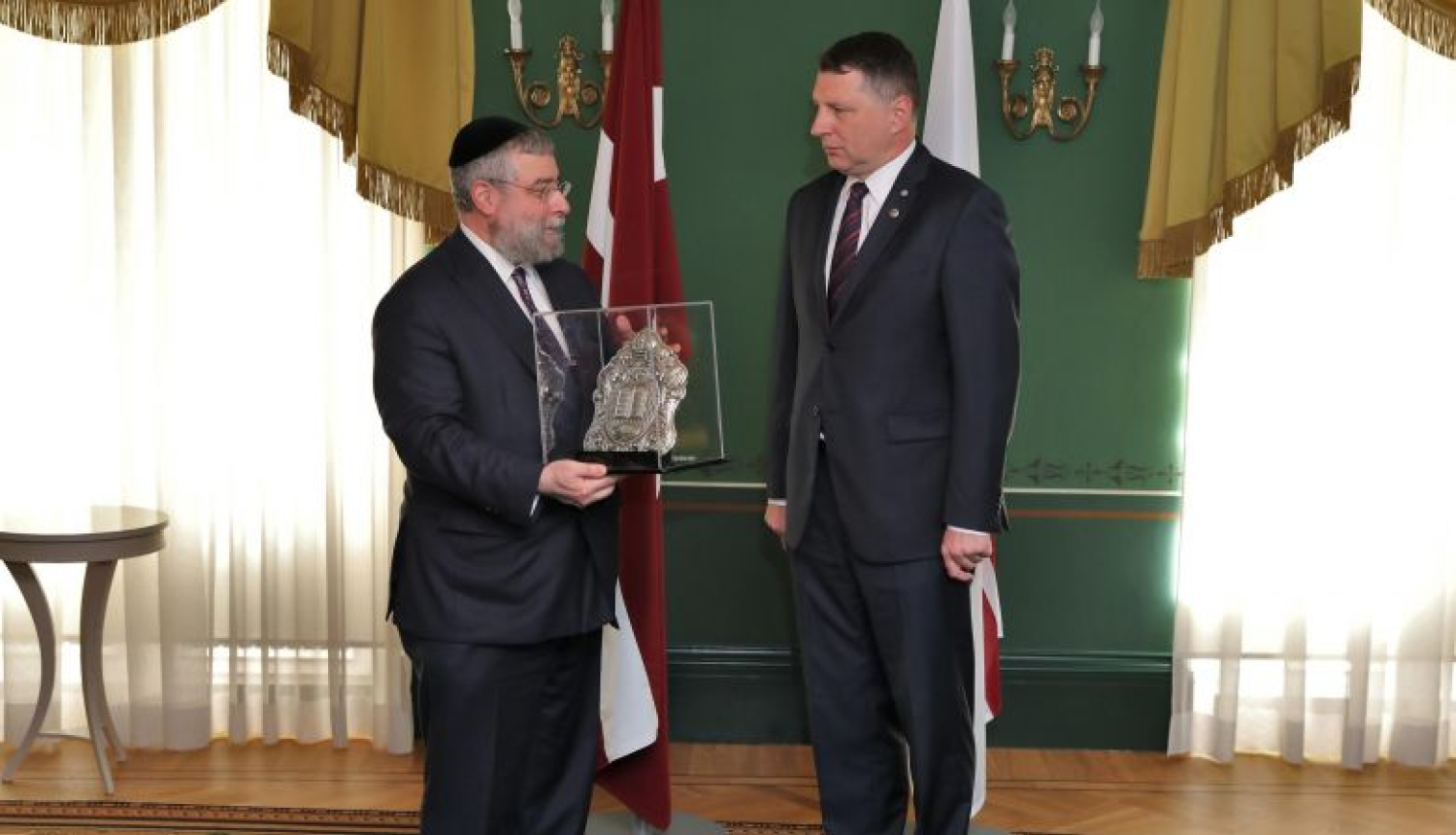 Valsts prezidents saņem Eiropas rabīnu konferences atzinības balvu par reliģiskās brīvības nodrošināšanu un ebreju kopienas atbalstu Latvijā