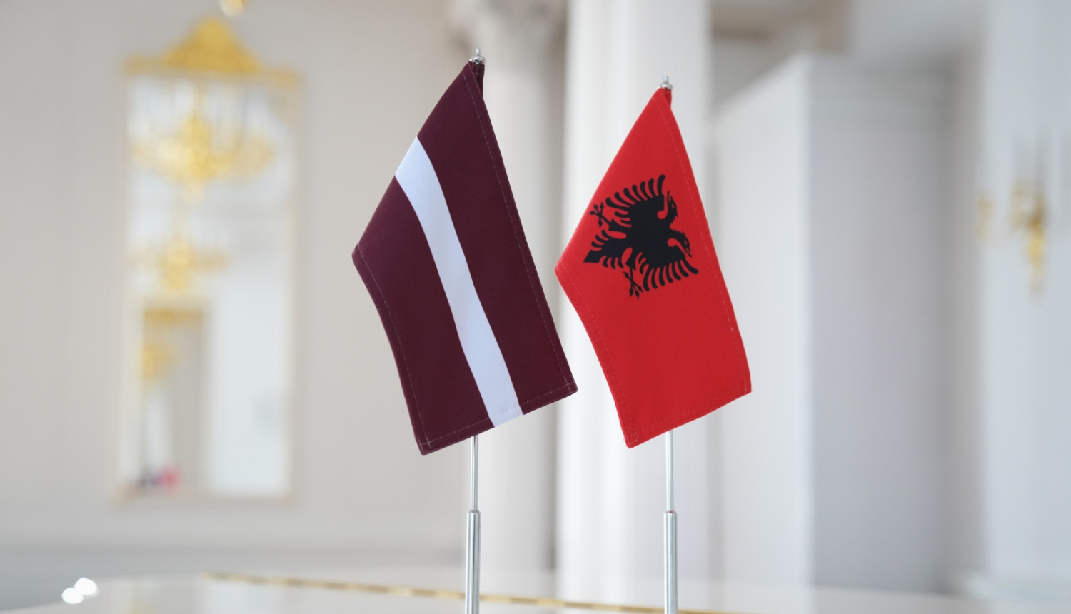 Latvijas Republikas un Albānijas Republikas karogi