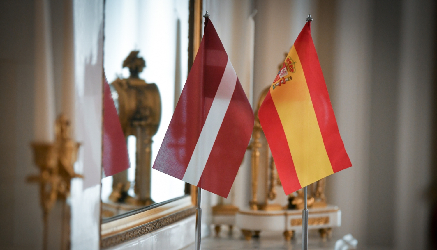 Latvijas un Spānijas karogi