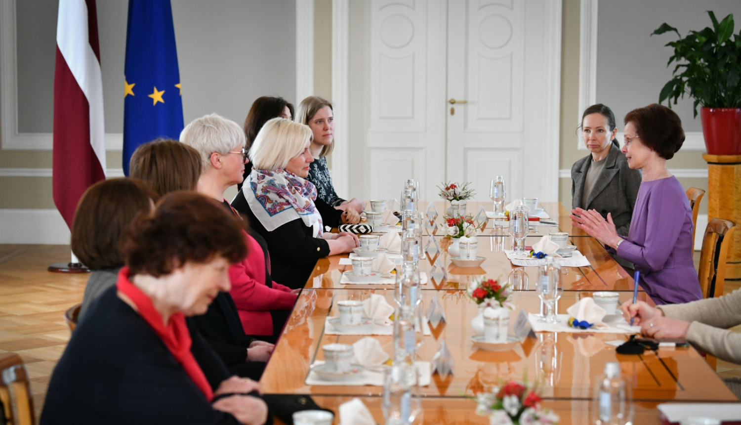 17.04.2023. Andra Levite tiekas ar Latvijas Sieviešu nevalstisko organizāciju sadarbības tīkla pārstāvēm