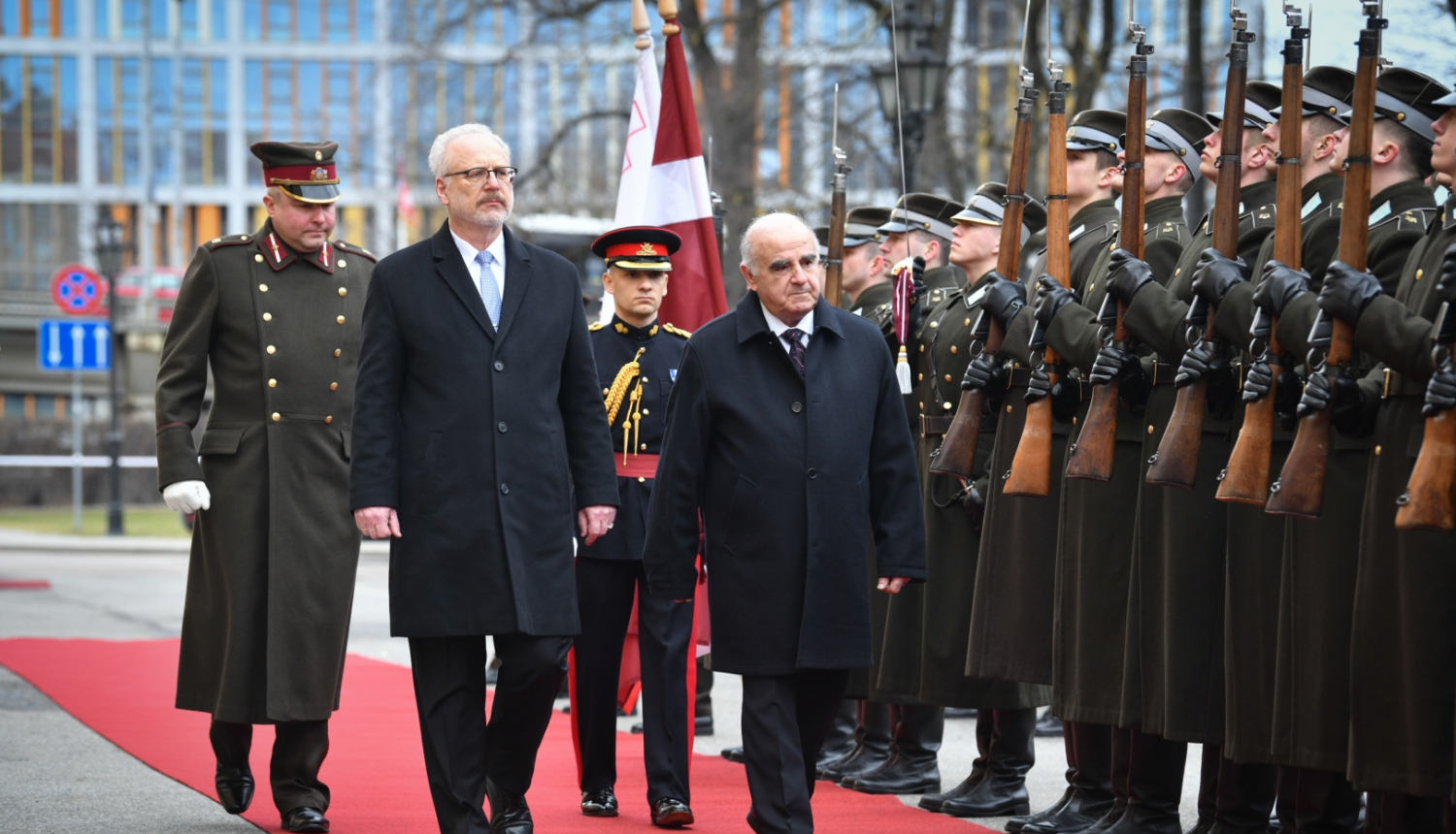 Egils Levits un Džordžs Vella iet gar godasardzi