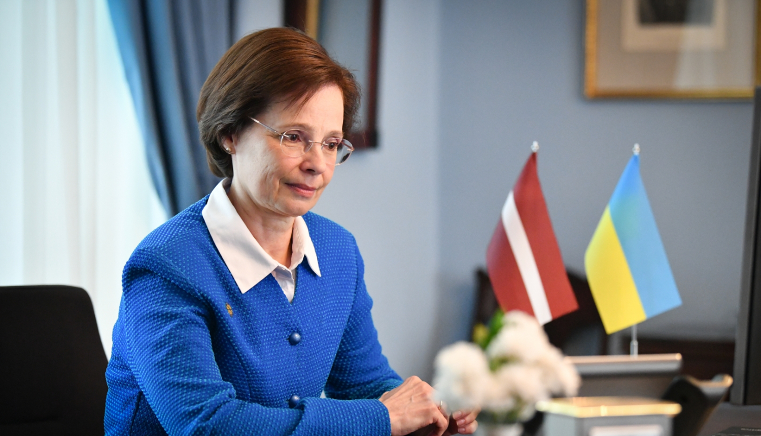 Andra Levite sarunājas ar Ukrainas prezidenta dzīvesbiedri Olenu Zelensku pa tālruni 2022. gada jūnijā