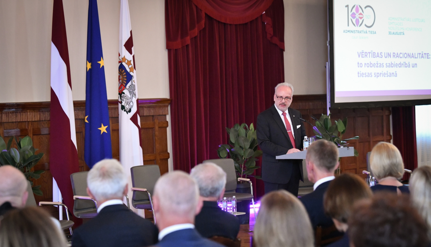 30.08.2022. Valsts prezidents Egils Levits piedalās un uzrunā klātesošos administratīvās justīcijas simtgades noslēguma konferencē "Vērtības un racionalitāte: to robežas sabiedrībā un tiesas spriešanā". 