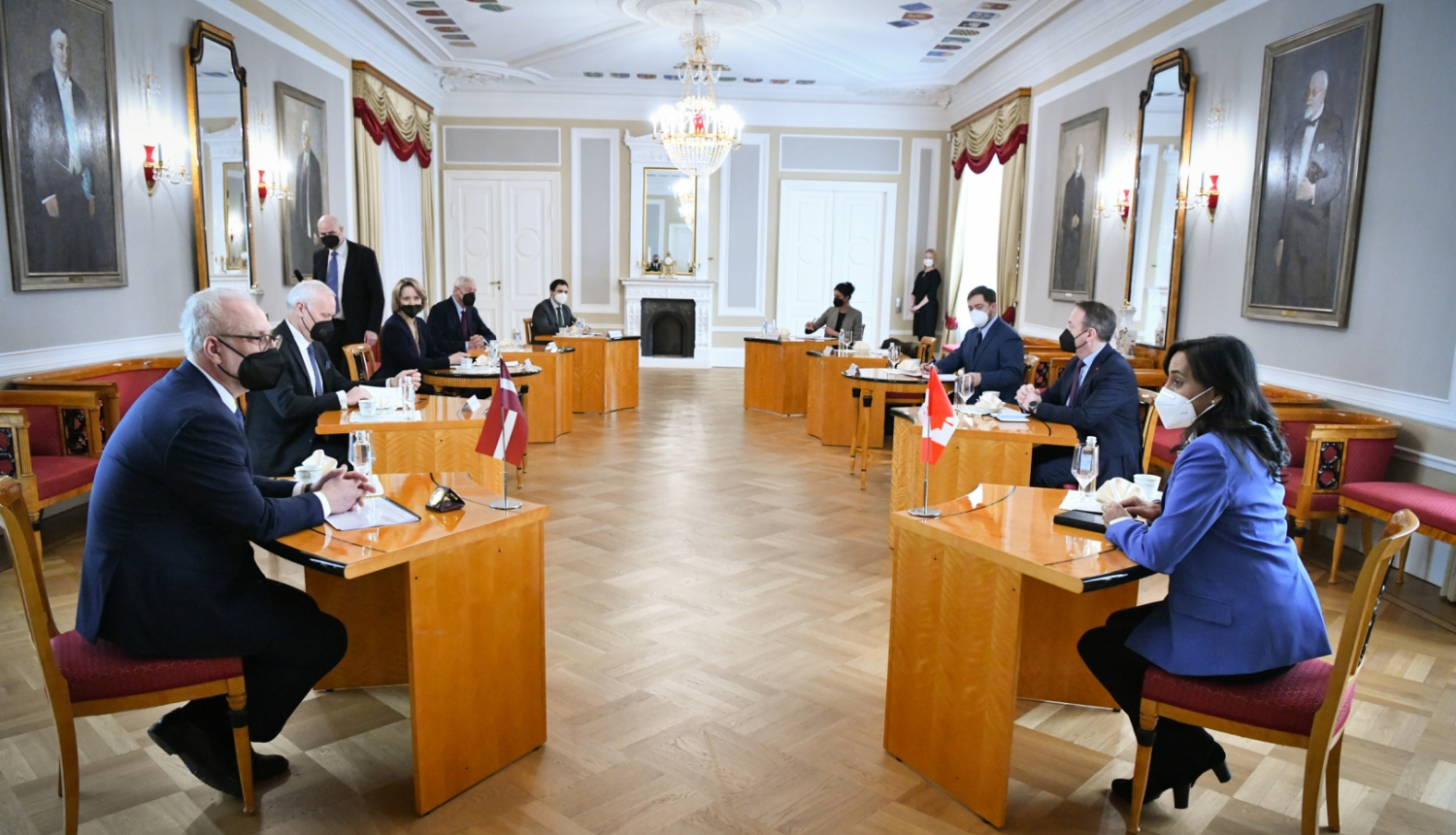 Sarunas dalībnieki Rīgas pils Ģerboņu zālē