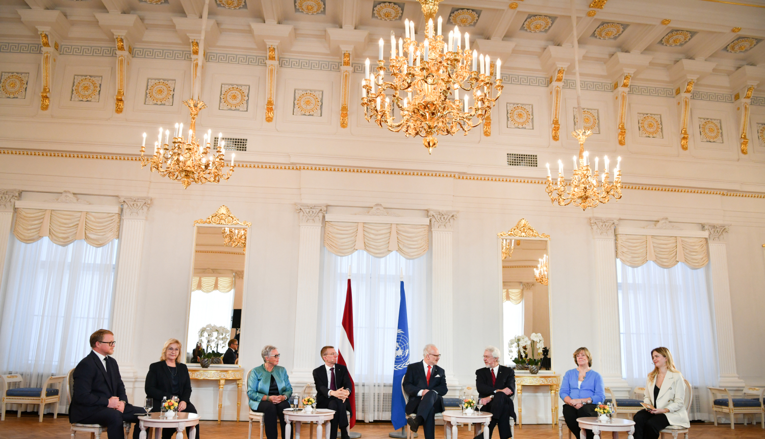 Latvijas dalības ANO 30. gadadienas diskusijas dalībnieki Rīgas pils Baltajā zālē