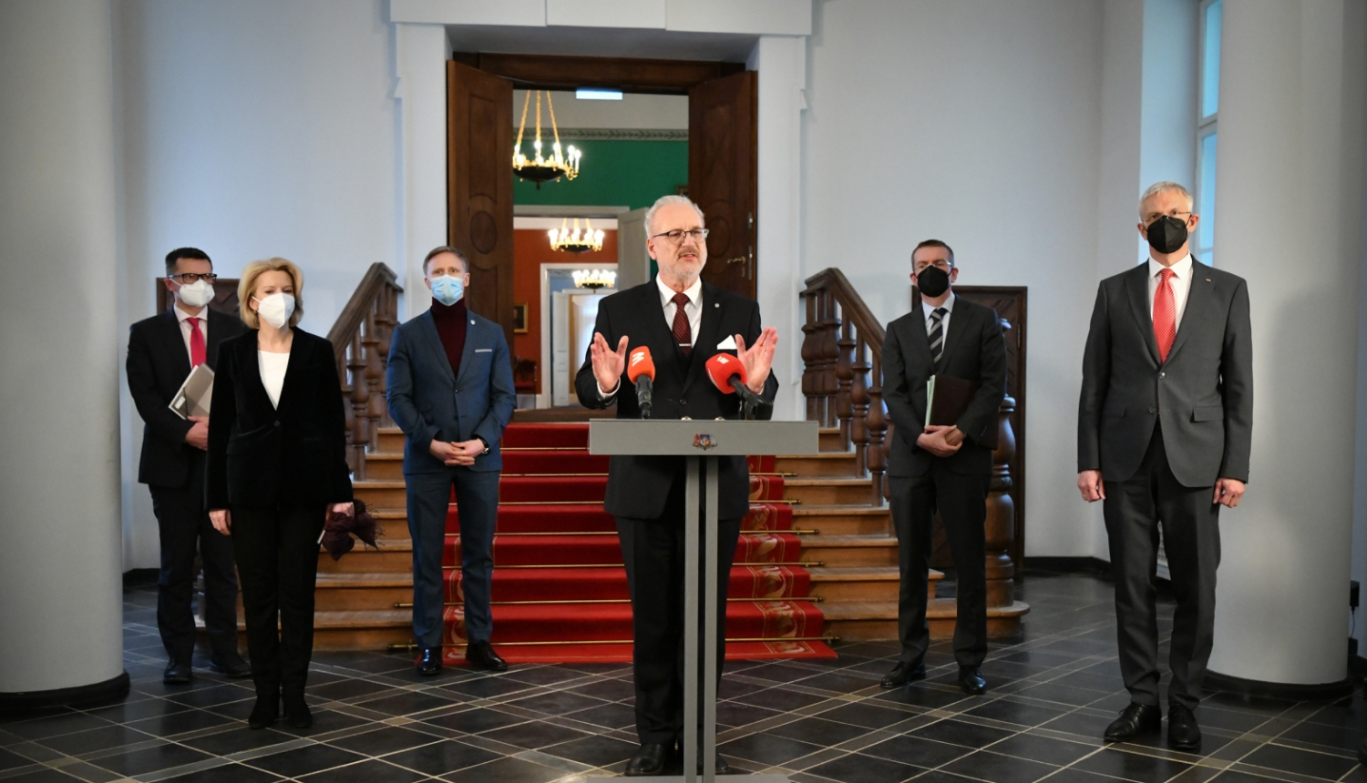 No kreisās Jānis Garisons, Ināra Mūrniece, Rihards Kols, Egils Levits, Edgars Rinkēvičs, Krišjānis Kariņš