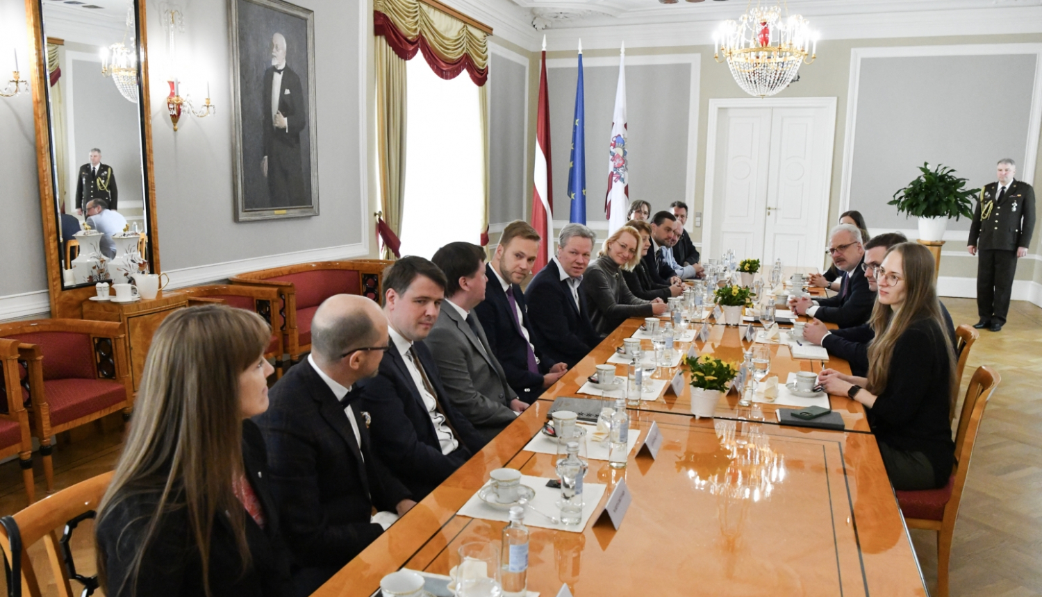 Sarunas dalībnieki Rīgas pils Ģerboņu zālē