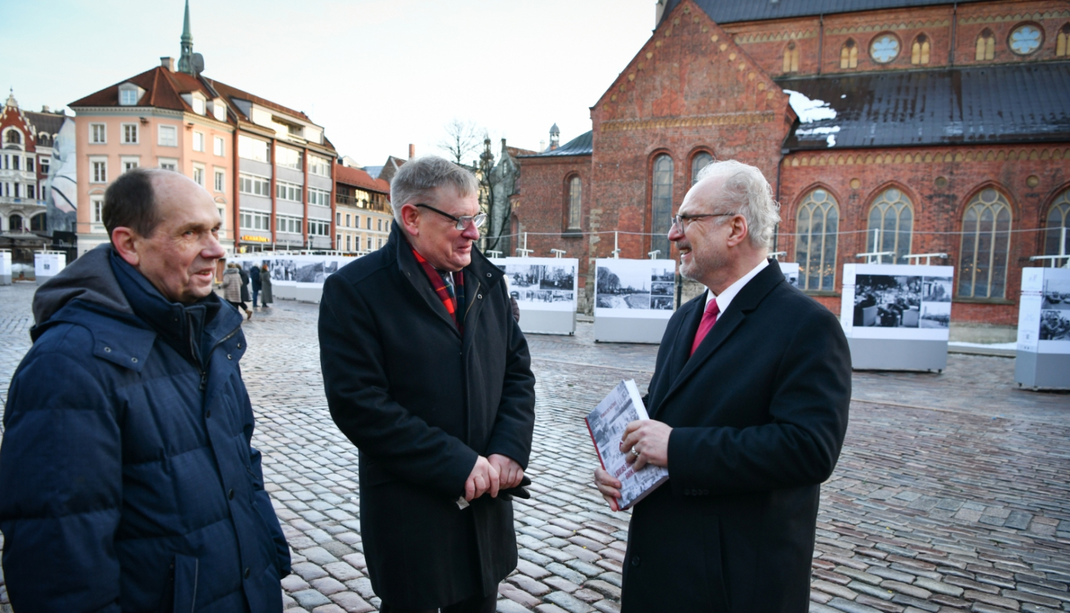 Egils Levits un izstādes veidotāji Doma laukumā