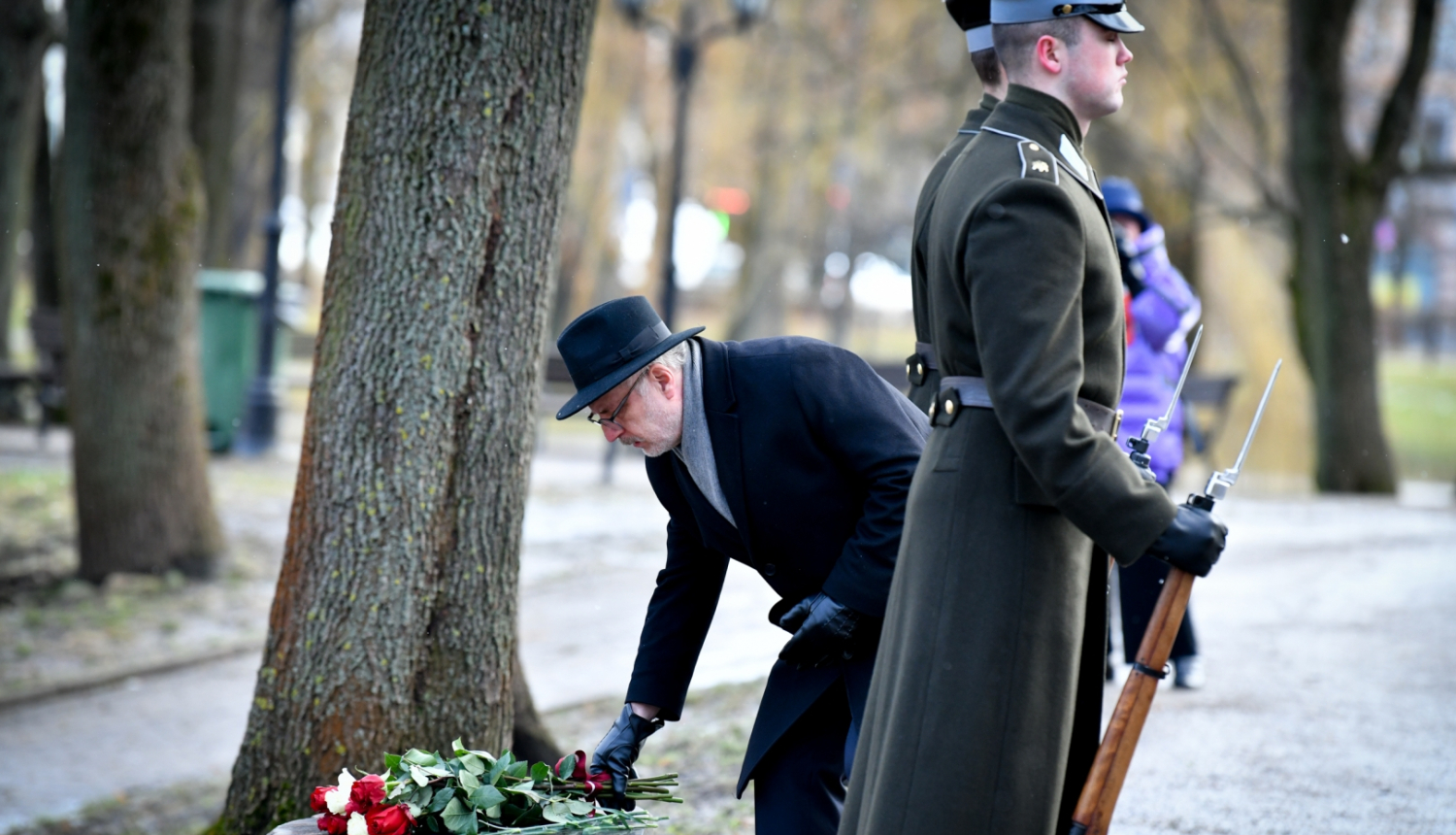Egils Levits noliek ziedus pie piemiņas akmens Bastejkalnā