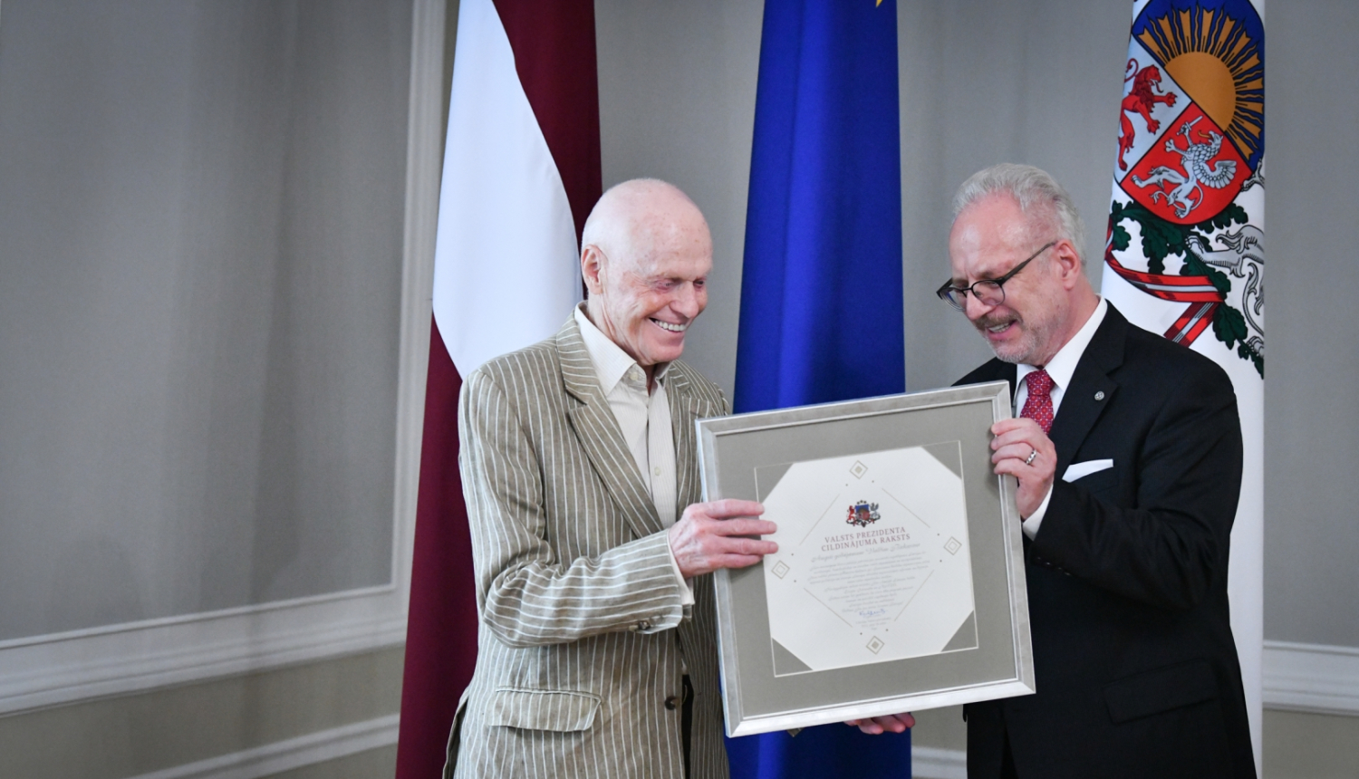 Valsts prezidents Egils Levits pasniedz Cildinājuma rakstu tiesību zinātņu doktoram, politiskajam un sabiedriskajam darbiniekam Valdim Birkavam 2022. gada 30. augustā 