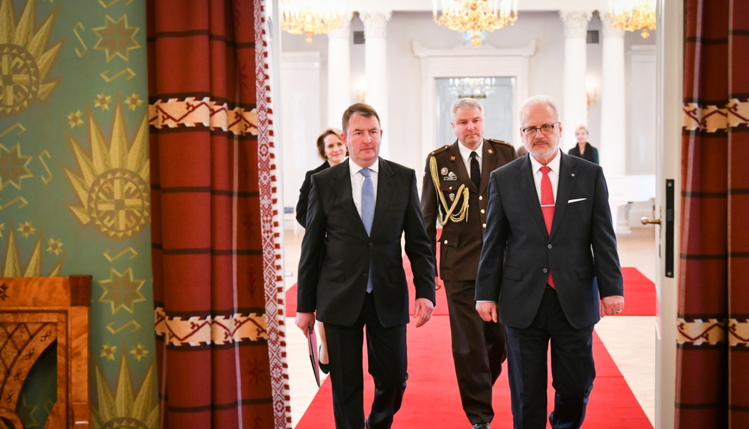 19.10.2022. Valsts prezidents Egils Levits pasniedz akreditācijas vēstuli Latvijas Republikas ārkārtējam un pilnvarotajam vēstniekam Indijas Republikā Jurim Bonem.