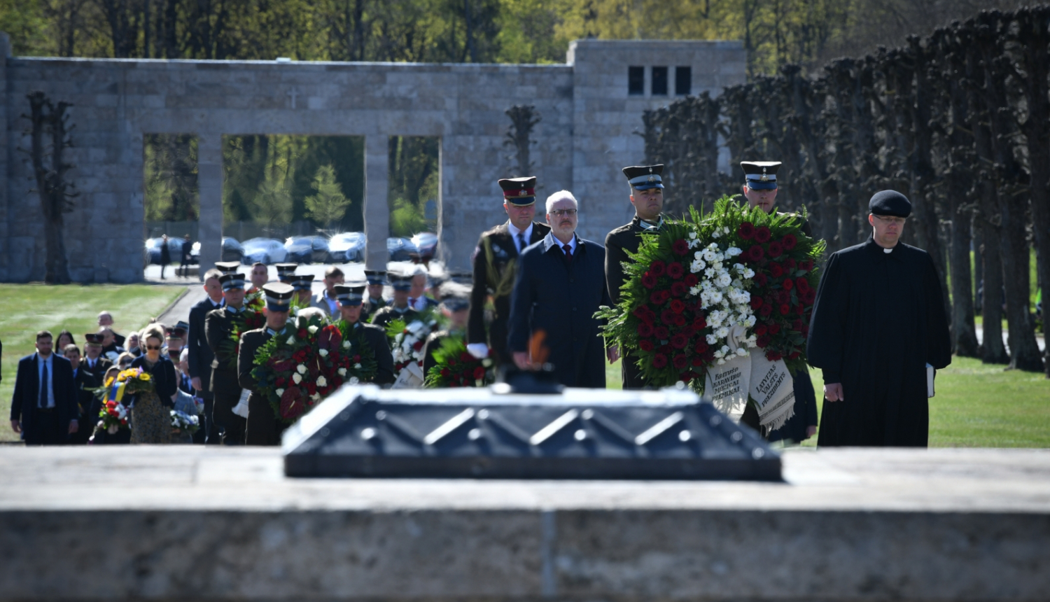 Valsts prezidents piedalās svinīgajā vainagu nolišanas ceremonijā Rīgas Brāļu kapos