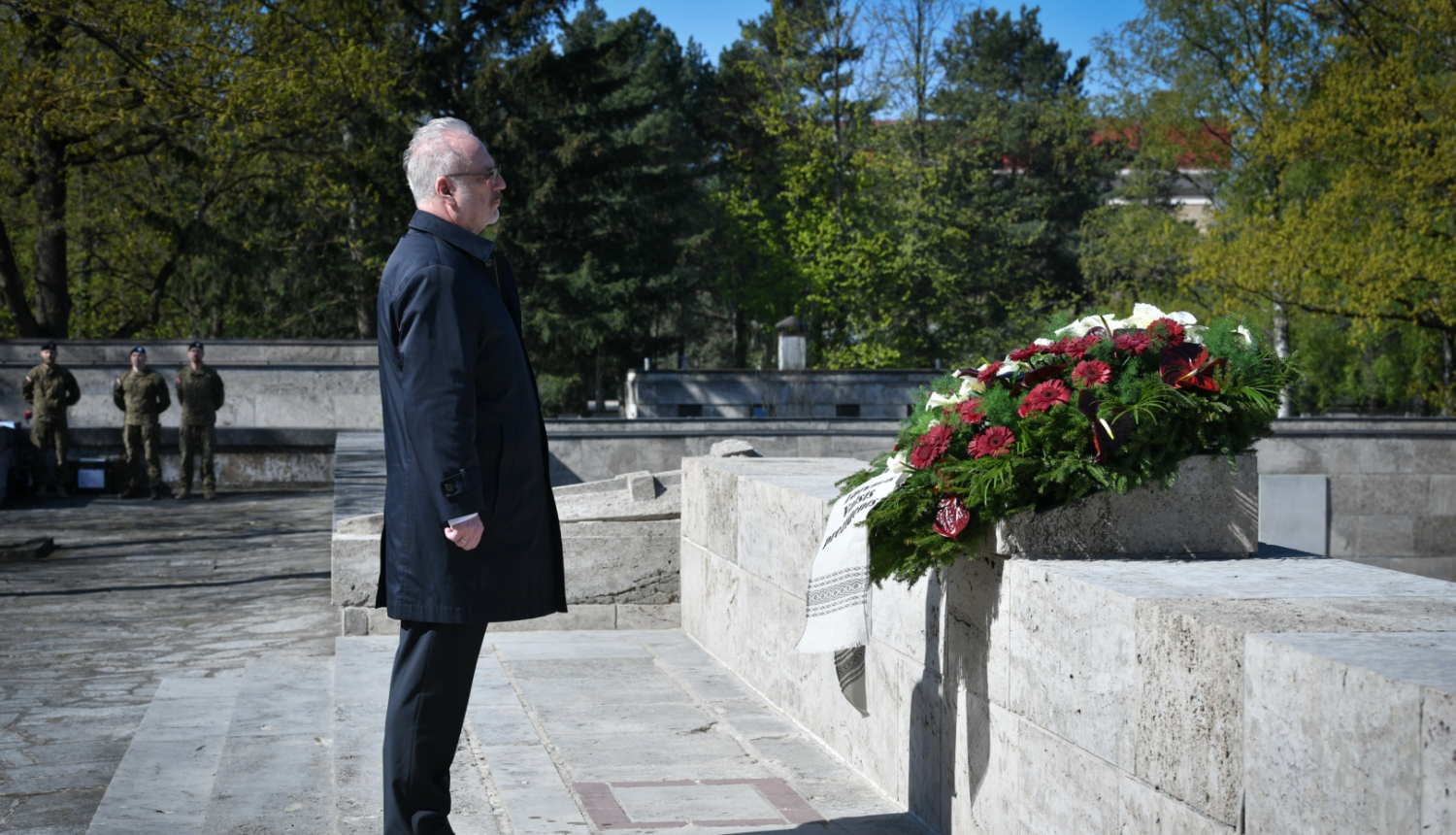 08.05.2023. Godinot Nacisma sagrāves un Otrā pasaules kara upuru piemiņu, Valsts prezidents Egils Levits noliek vainagu Rīgas Brāļu kapos