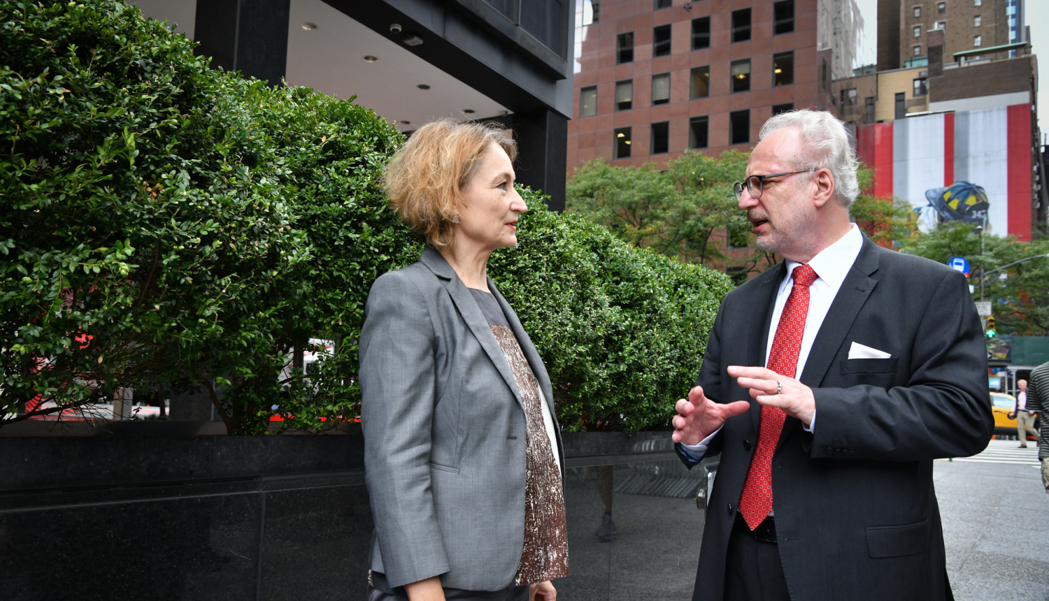 Ilze Brands-Kehris un Egils Levits runā uz ielas
