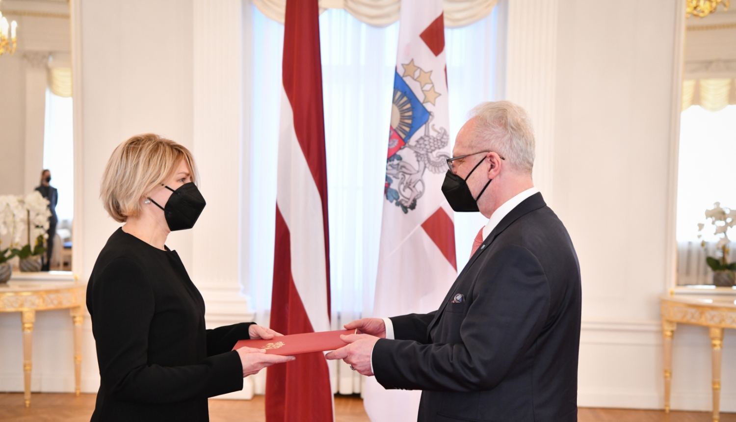 Valsts prezidents Egils Levits pasniedz akreditācijas vēstuli Ievai Briedei, Latvijas Republikas vēstniecei Grieķijas Republikā