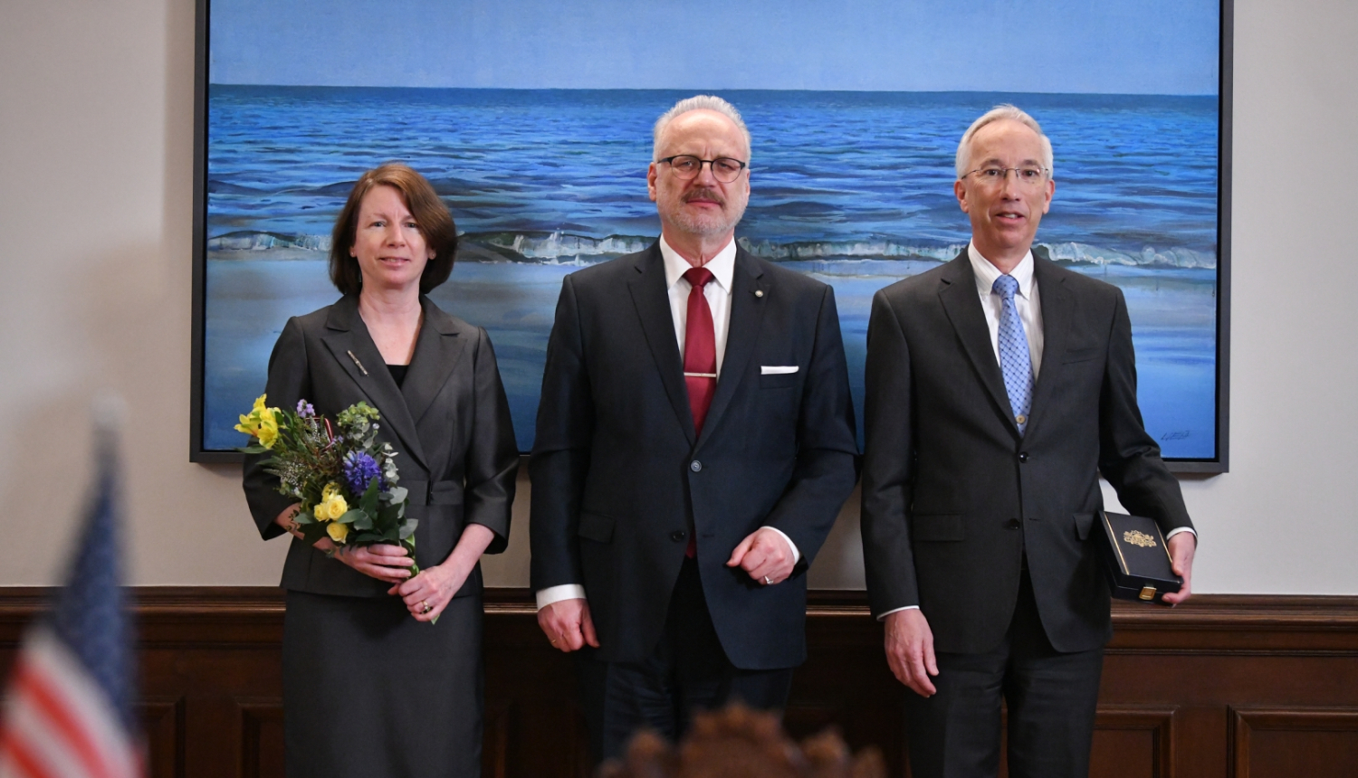 No kreisās: vēstnieka kundze, Valsts prezidents, vēstnieks