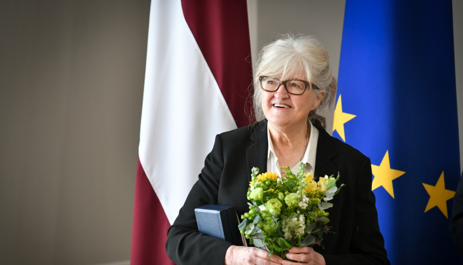 19.05.2023. Valsts prezidents Egils Levits pasniedz Triju Zvaigžņu ordeni gleznotājai Vijai Celmiņš