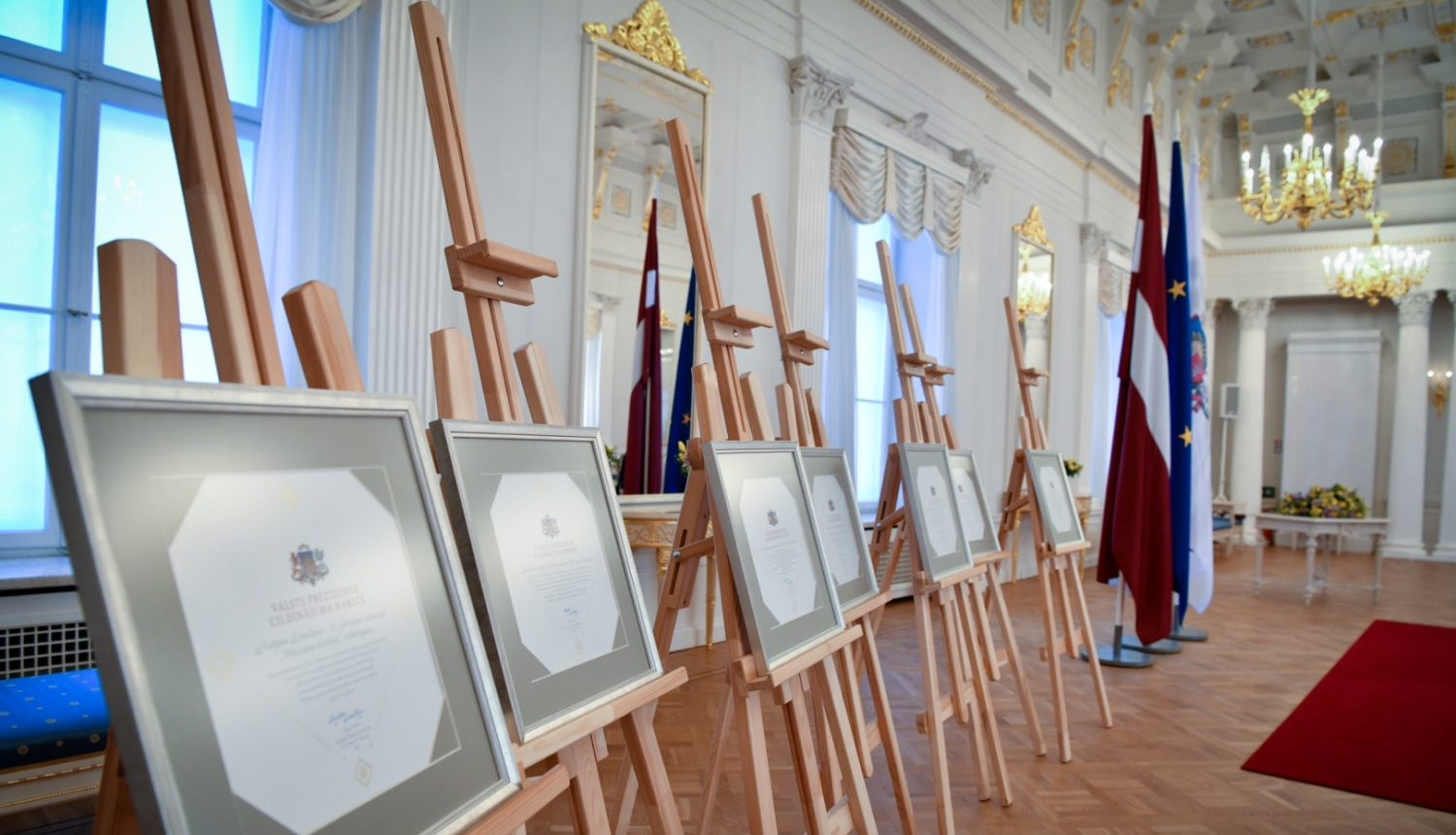 Valsts prezidenta Cildinājuma raksti sarindoti Svētku zālē uz molbertiem