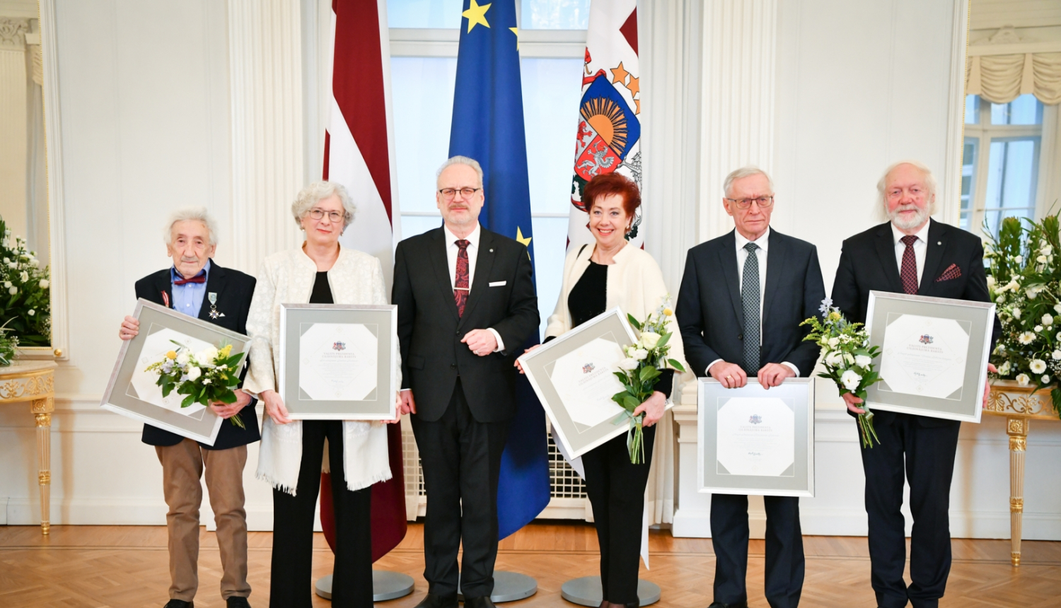 20.12.2022. Valsts prezidents Egils Levits pasniedza Cildinājuma rakstus bijušajam Latvijas Augstākās Padomes deputātam Kazimiram Šļakotam, pianistam Ventim Zilbertam, baleta māksliniecei Litai Beiris, fotogrāfam Pēterim Korsakam un politiķei Sandrai Kalnietei. Foto autors: Ilmārs Znotiņš, Valsts prezidenta kanceleja.