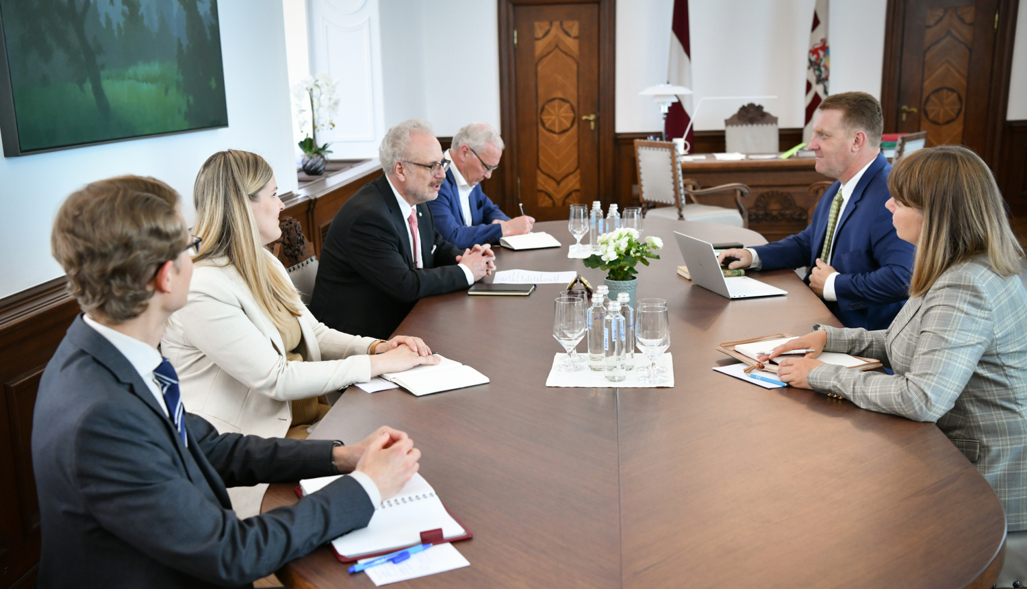 Sarunas dalībnieki pie galda Valsts prezidenta kabinetā