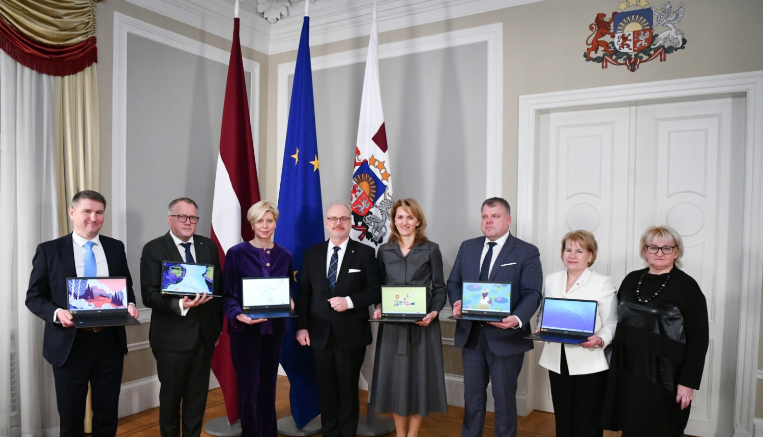 Padomes dalībnieki kopbildē ar Valsts prezidentu Egilu Levitu, daži tur atvērtus klēpjdatorus