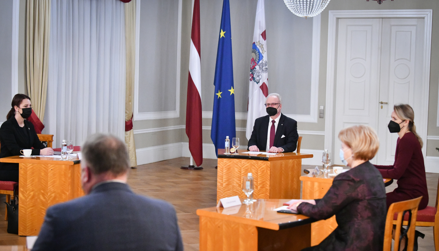 Sarunas dalībnieki Rīgas pils Ģerboņu zālē