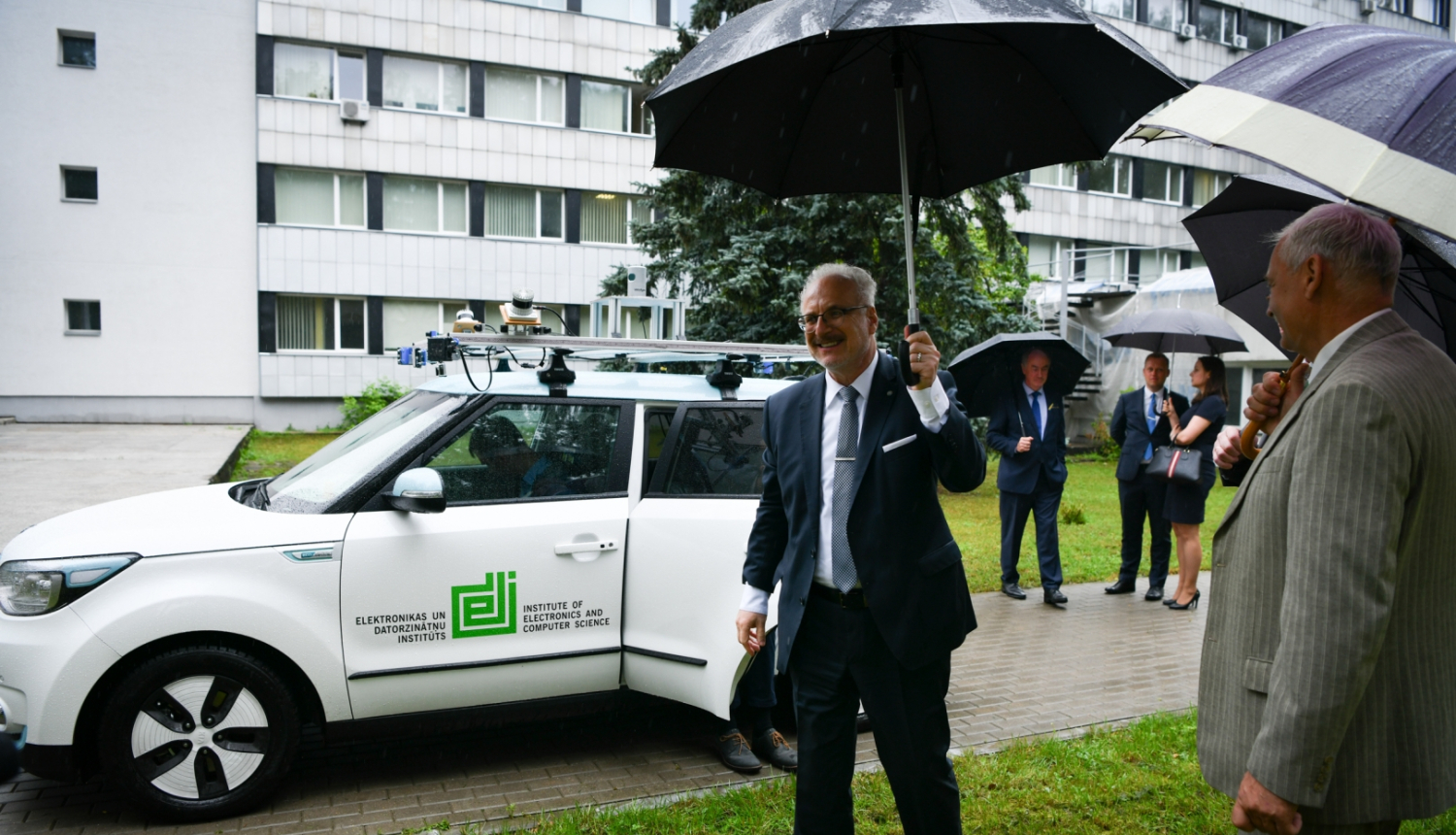 Valsts prezidents Egils Levits apmeklē Elektronikas un datorzinātņu institūtu
