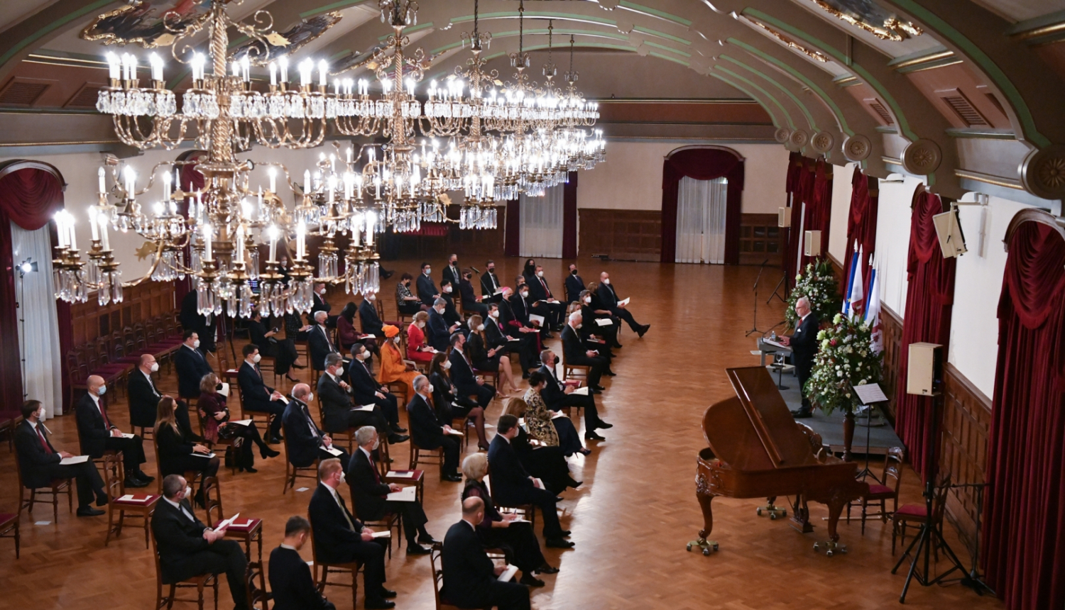 Sarunas dalībnieki Rīgas pils Svētku zālē