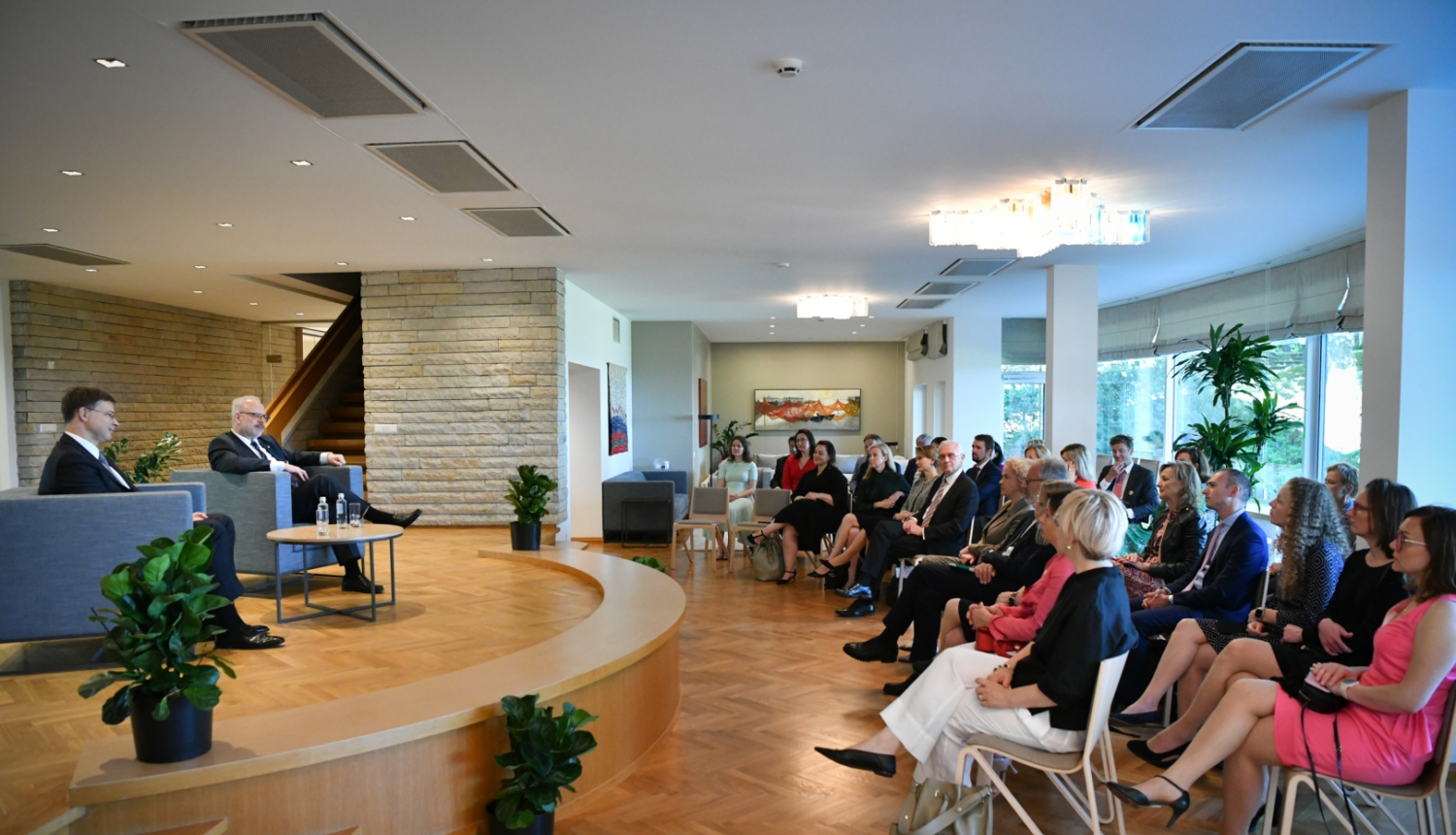 Valsts prezidents Egils Levits tiekas ar Valda Dombrovska komandu 2022. gada 14. jūlijā Jūrmalas rezidencē