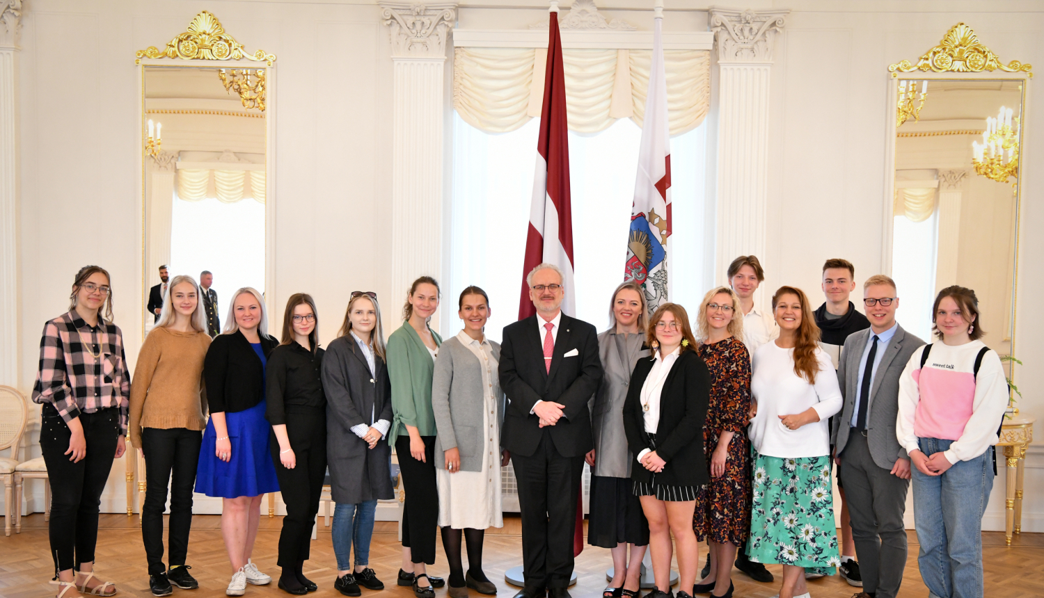 Valsts prezidenta kopbilde ar semināra "Latvija tuvplānā" dalībniekiem Rīgas pils Baltajā zālē