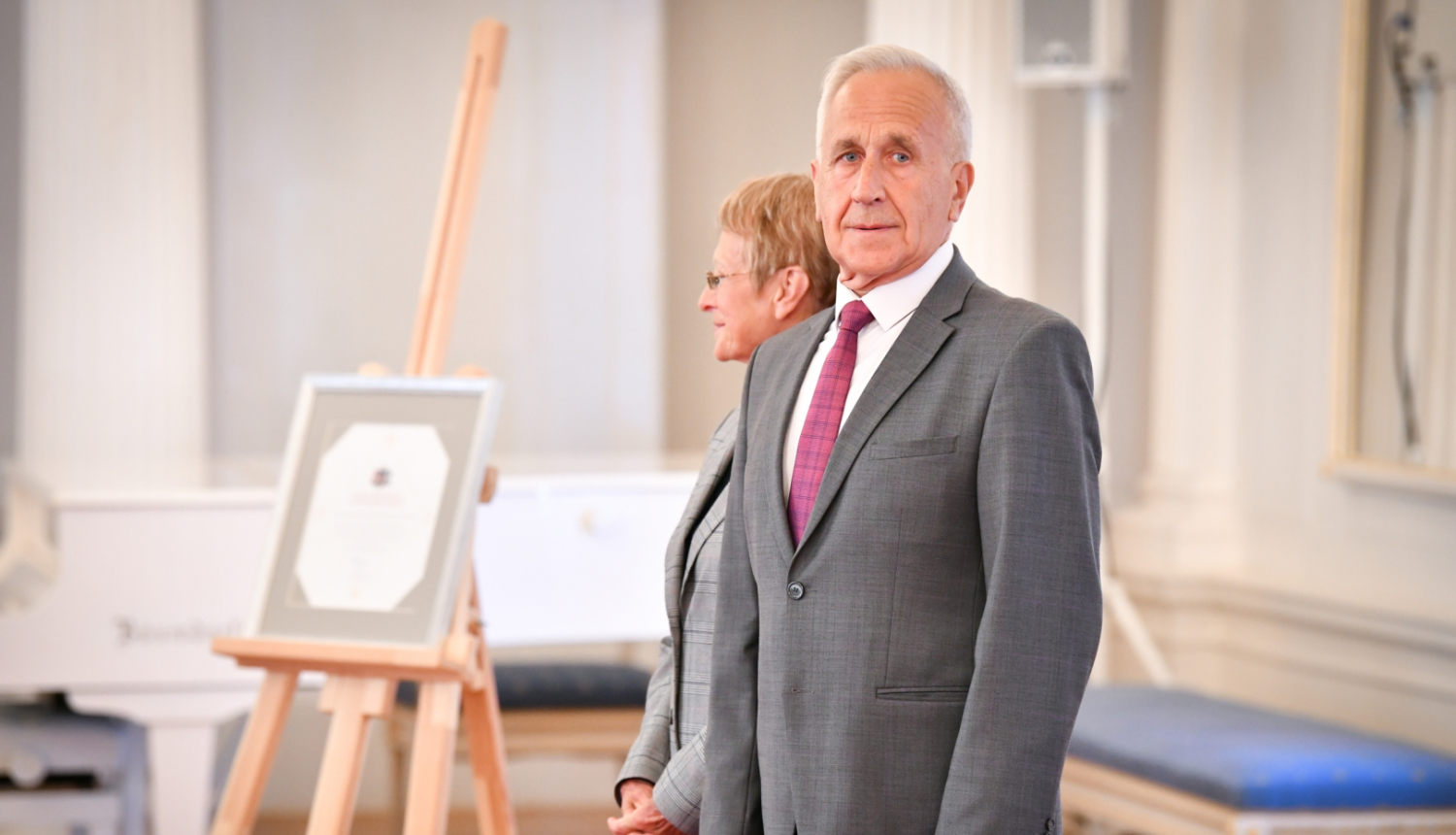 Valsts prezidents Egils Levits pasniedz Cildinājuma rakstu kultūras darbiniekam un diriģentam Jānim Erenštreitam 2022. gada 31. augustā 