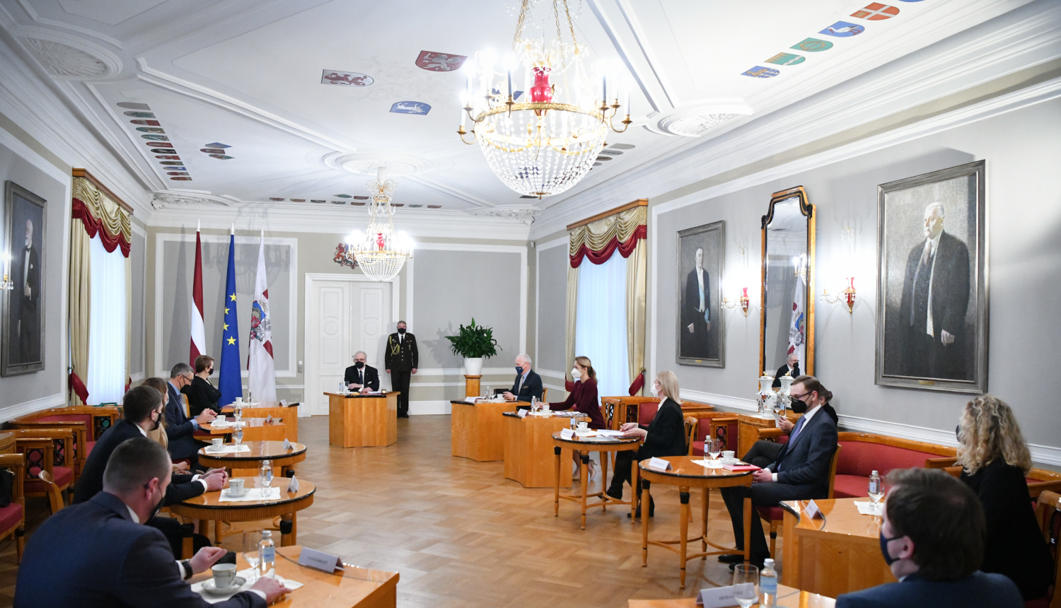 Sarunas dalībnieki Rīgas pils Ģerboņu zālē