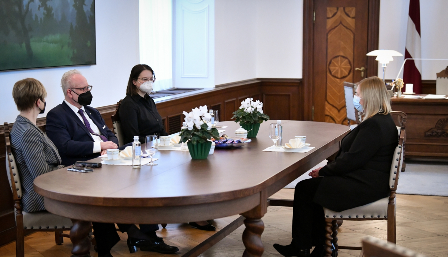 Sarunas dalībnieki pie galda Valsts prezidenta kabinetā