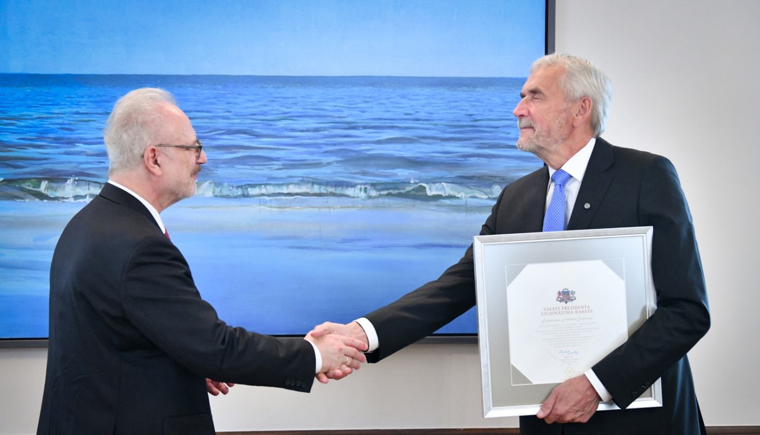 Valsts prezidents Egils Levits pasniedz Cildinājuma rakstu senatoram, bijušajam Augstākās tiesas priekšsēdētājam Andrim Guļānam