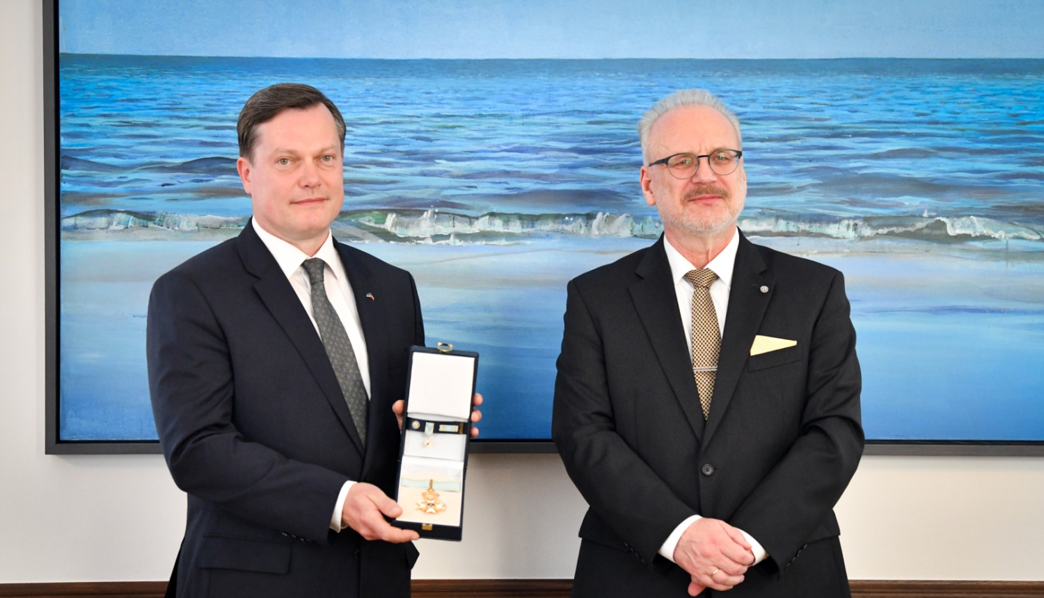 Valsts prezidents Egils Levits pasniedz Triju Zvaigžņu ordeni Igaunijas vēstniekam Latvijā Arti Hilpus 2022. gada 21. jūlijā