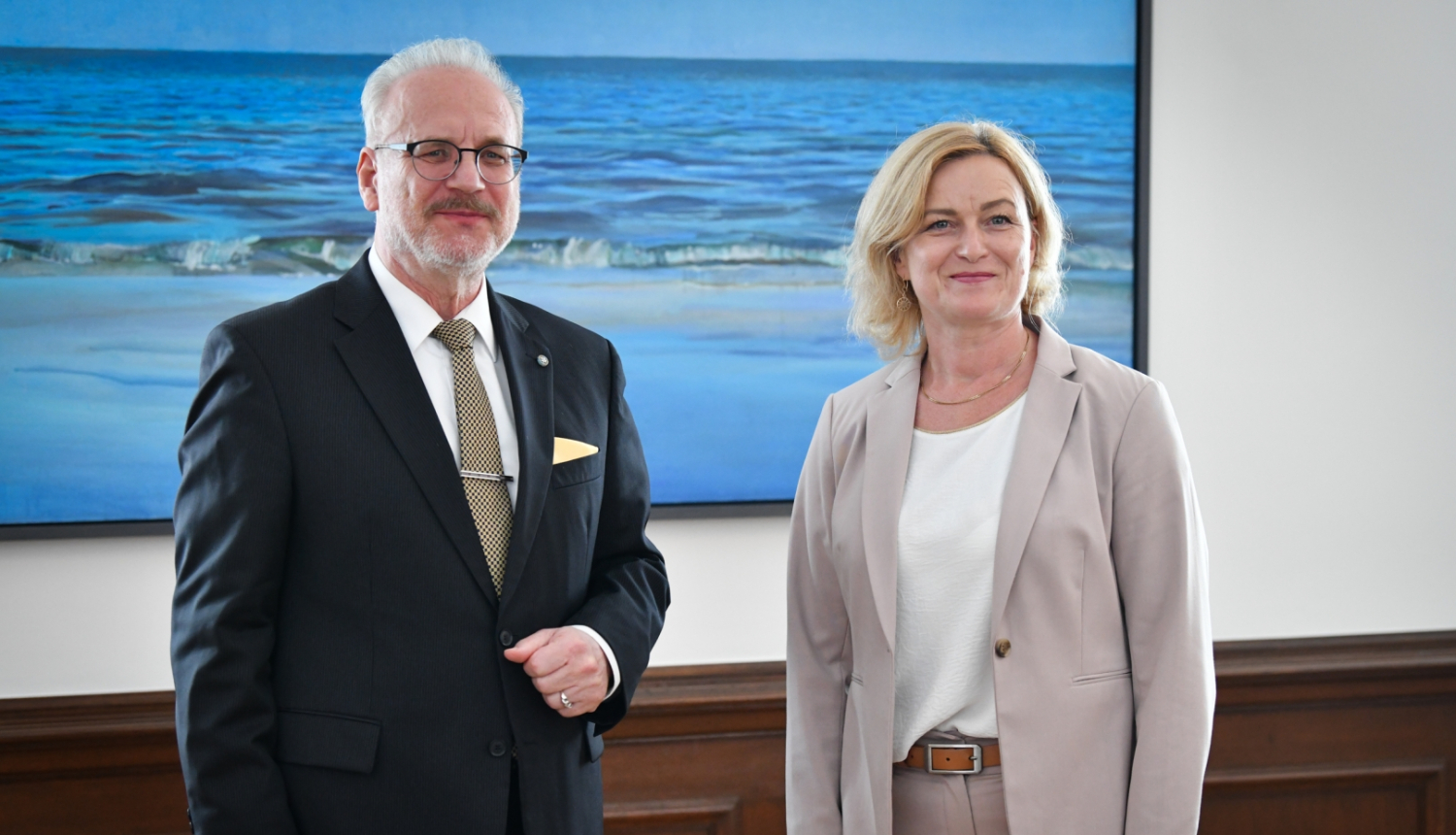 Valsts prezidents Egils Levits tiekas ar ekonomikas ministri Ilzi Indriksoni