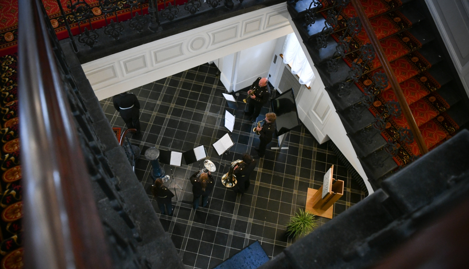 skats no augšas uz pūtējorķestri