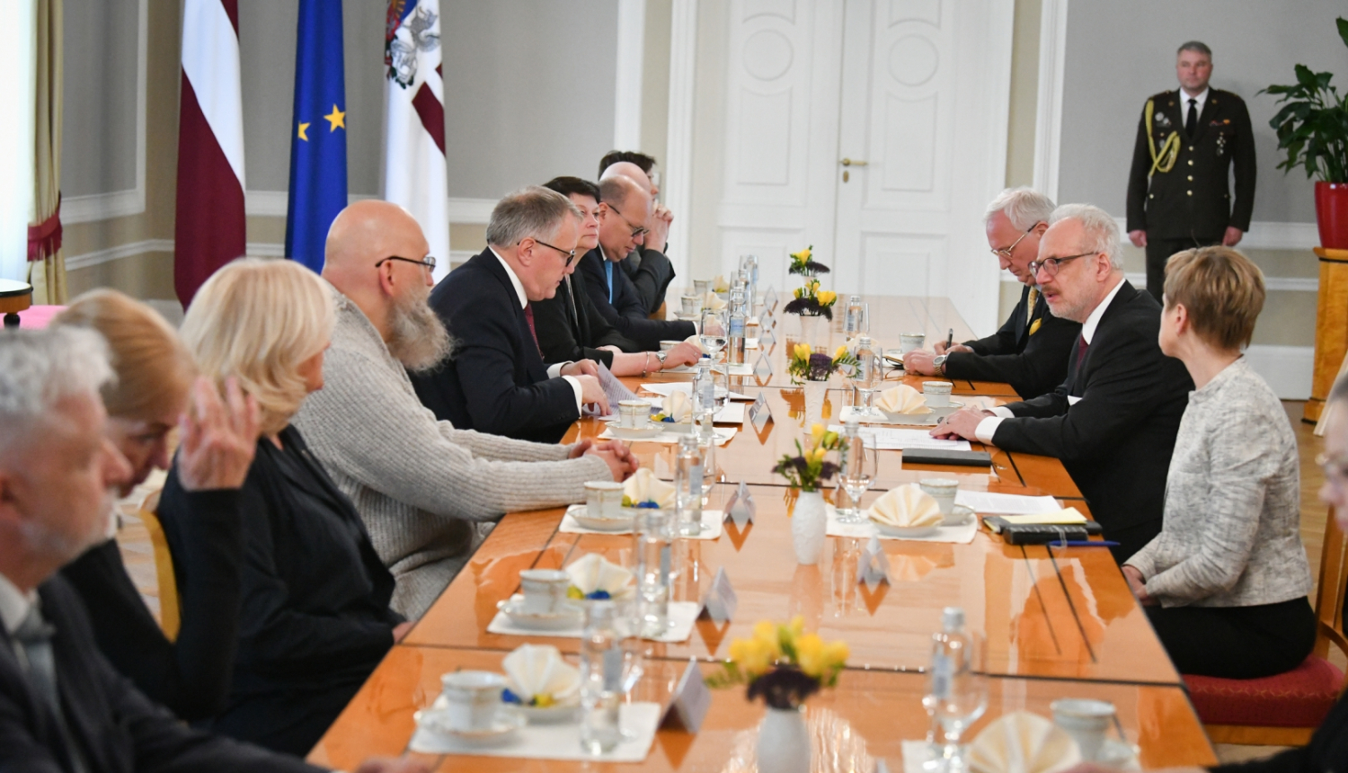 Sarunas dalībnieki Rīgas pils Ģerboņu zālē