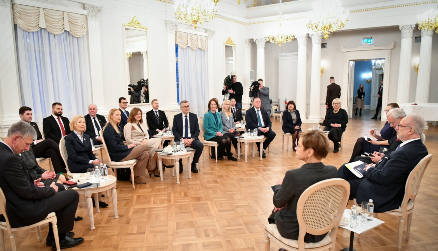 kopskats uz sarunas dalībniekiem Rīgas pils Baltajā zālē