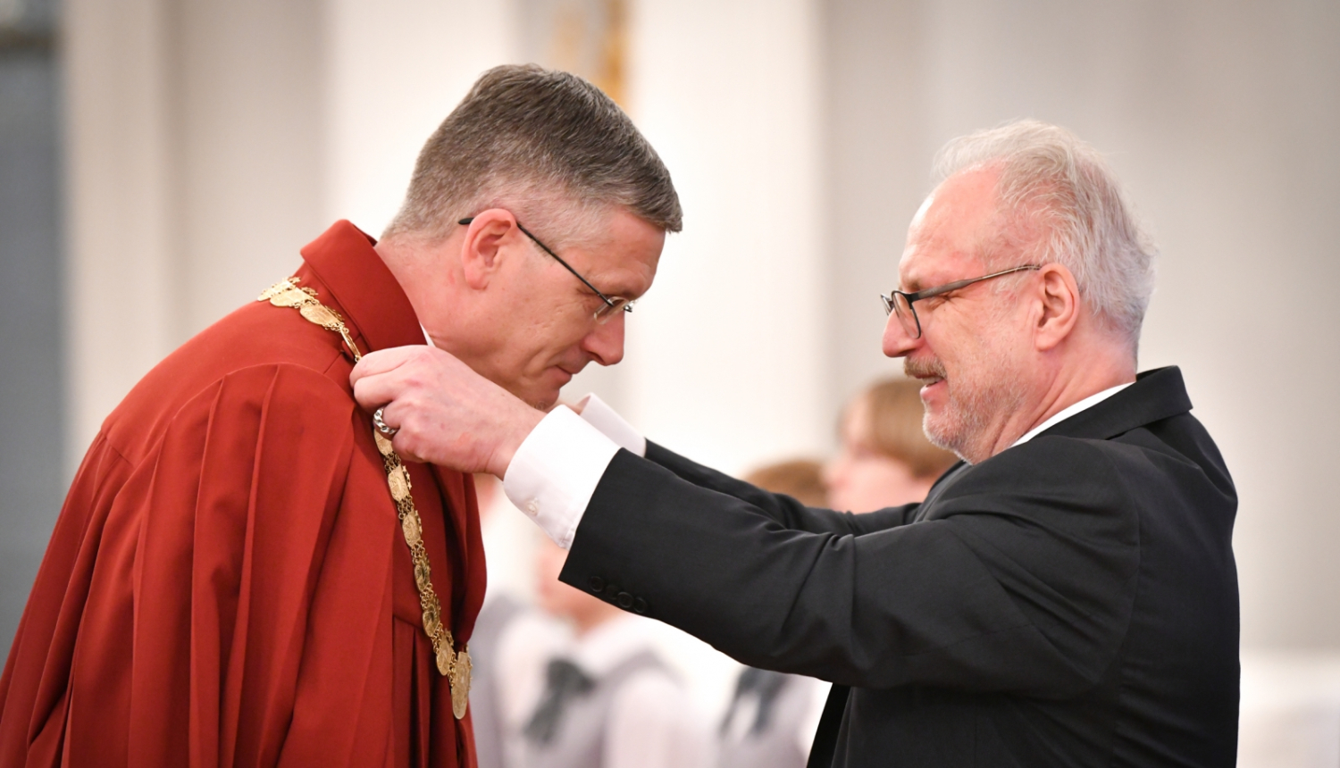 Valsts prezidents uzliek jaunajam tiesnesim amata zīmi - tiesneša ķēdi
