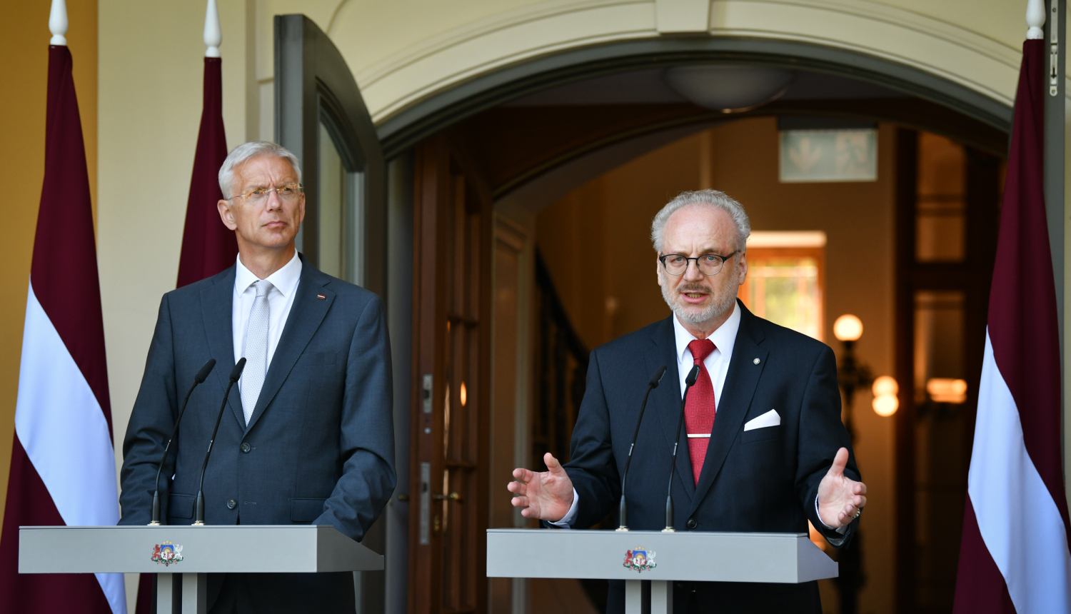 Krišjānis Kariņš un Egils Levits stāv pie pults un sniedz uzrunas presei